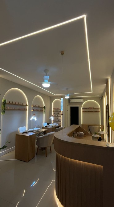Salão do Studio Íris com arcos iluminados