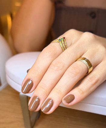 Unhas com blindagem feitas no Studio Íris